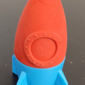 gomme taille-crayon fusée rouge/bleue